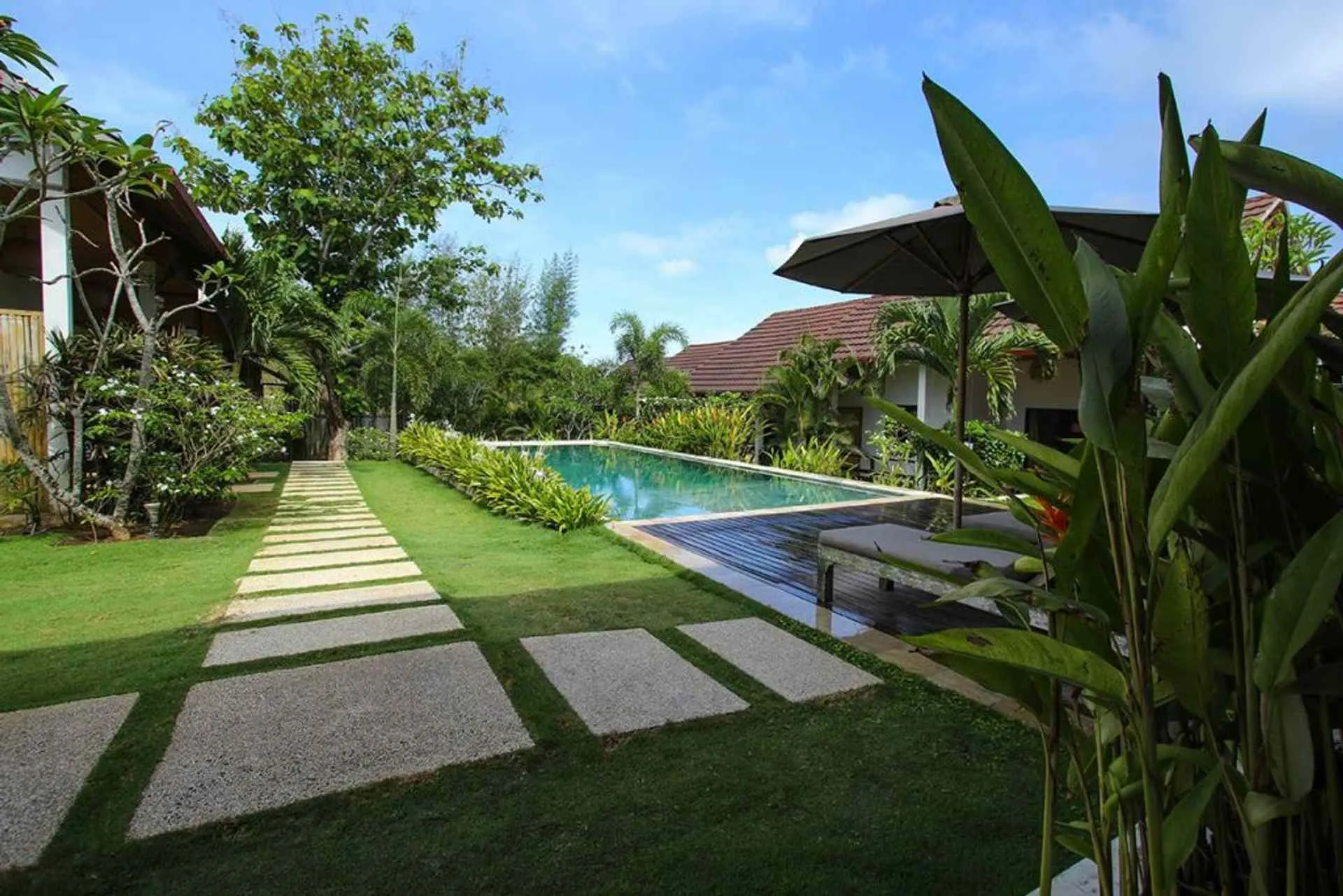 Casa Asia Accommodation is located near the Big Garuda Statue. Quiet, airy, big, and far far from any traffic!